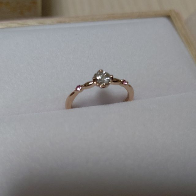 【PRIMA PORTA(プリマポルタ)の口コミ】 パッと見てのデザインがきにいり、即決しました。サイドのダイヤをピンク…