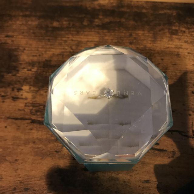 【VENUS TEARS(ヴィーナスティアーズ)の口コミ】 デザインは王道の物が良かったのでバッチリです。
他のお店だと同じデザイ…