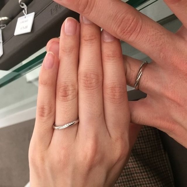 【ラザール ダイヤモンド(LAZARE DIAMOND)の口コミ】 緩やかなウェーブか特徴の指輪です。指との馴染みがよいデザインで優しげ…