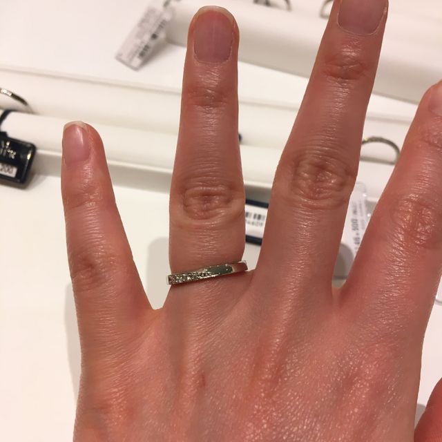 【ROYAL ASSCHER(ロイヤル・アッシャー)の口コミ】 ロイヤル・アッシャーの、プラチナのマリッジリングです。ダイヤが斜めに…