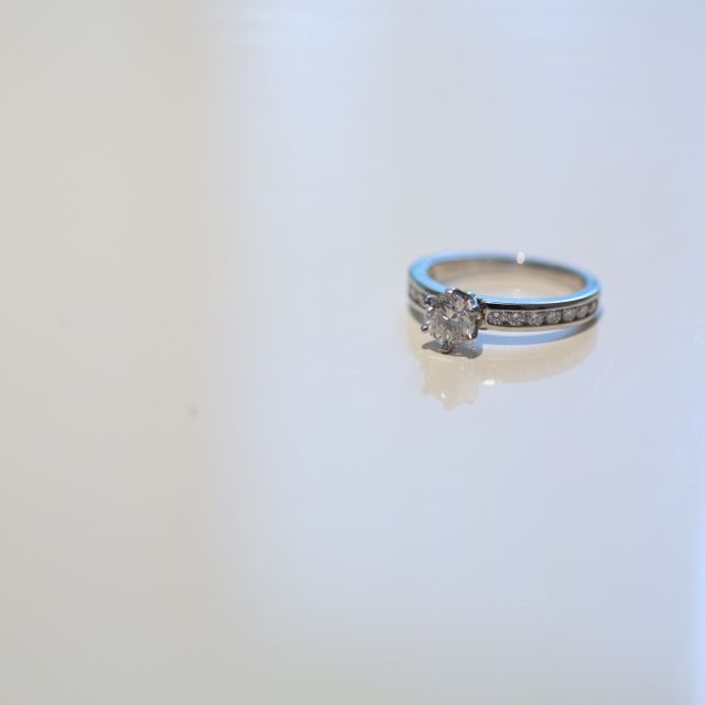 【ティファニー(Tiffany & Co.)の口コミ】 婚約指輪といえば誰もが思い浮かべる王道のデザインでとても気に入ってい…