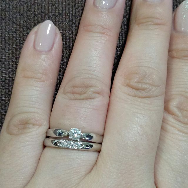 【4℃ BRIDAL(ヨンドシーブライダル)の口コミ】 婚約指輪のティファニーハーモニーと合うものを探していたので、ストレー…