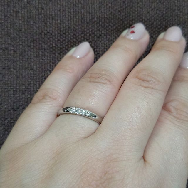 【4℃ BRIDAL(ヨンドシーブライダル)の口コミ】 婚約指輪のティファニーハーモニーと合うものを探していたので、ストレー…