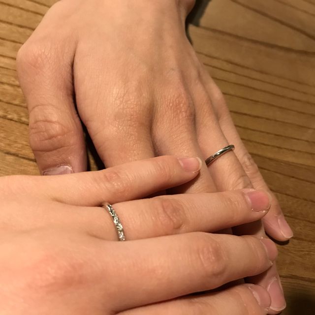 【銀座ダイヤモンドシライシの口コミ】 デザインが決め手でした。
つけ心地もよく、一生ものとして間違いないと直…