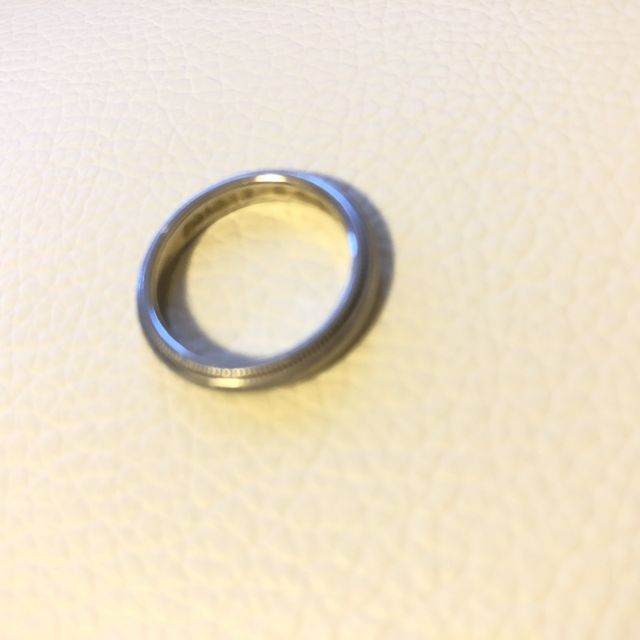 【ティファニー(Tiffany & Co.)の口コミ】 長く身につけるものなのでシンプルなデザインを探していました。一応石の…