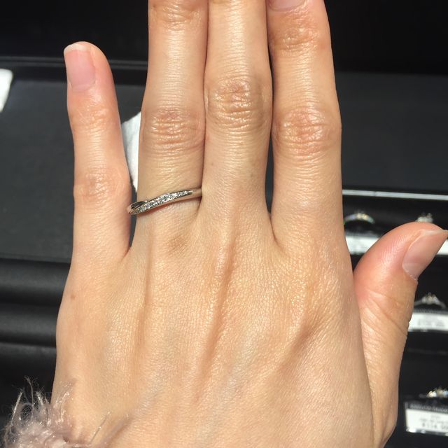 【銀座ダイヤモンドシライシの口コミ】 ウェーブ感やダイヤモンドの輝きがとても綺麗で、太すぎず細すぎず、自分…