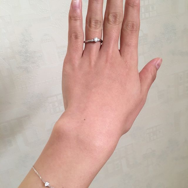 【4℃ BRIDAL(ヨンドシーブライダル)の口コミ】 デザインのかわいらしさが決め手でした。
後は手頃な値段と言うのも大きか…