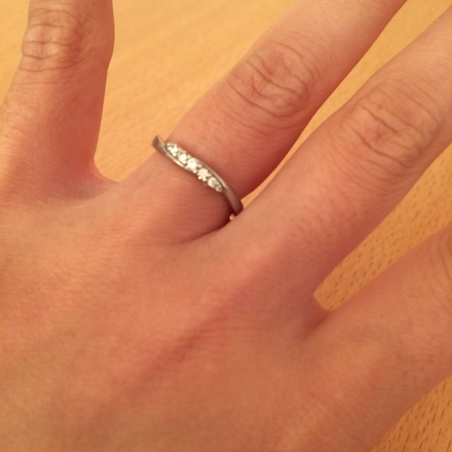 【4℃ BRIDAL(ヨンドシーブライダル)の口コミ】 普段から毎日つけておく結婚指輪ですが、日頃から目に入れたときにテンシ…