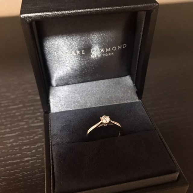 【ラザール ダイヤモンド(LAZARE DIAMOND)の口コミ】 個人的にダイヤ付けてますという目立った指輪は好みでないため、シンプル…