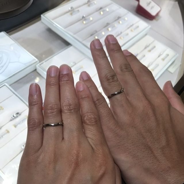 【カルティエ(Cartier)の口コミ】 シンプルで落ち着いたデザインが気に入りました。
少しだけ真ん中が曲がっ…
