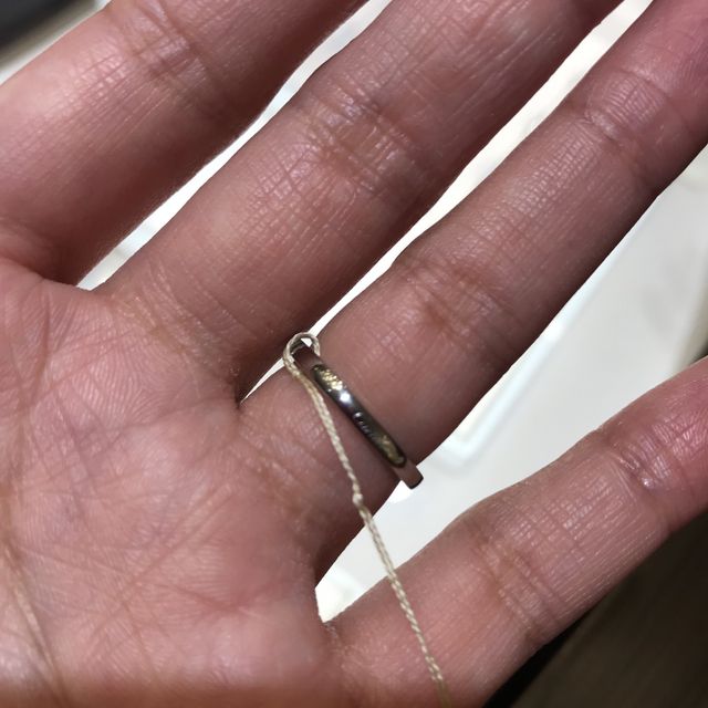 【カルティエ(Cartier)の口コミ】 シンプルで落ち着いたデザインが気に入りました。
少しだけ真ん中が曲がっ…