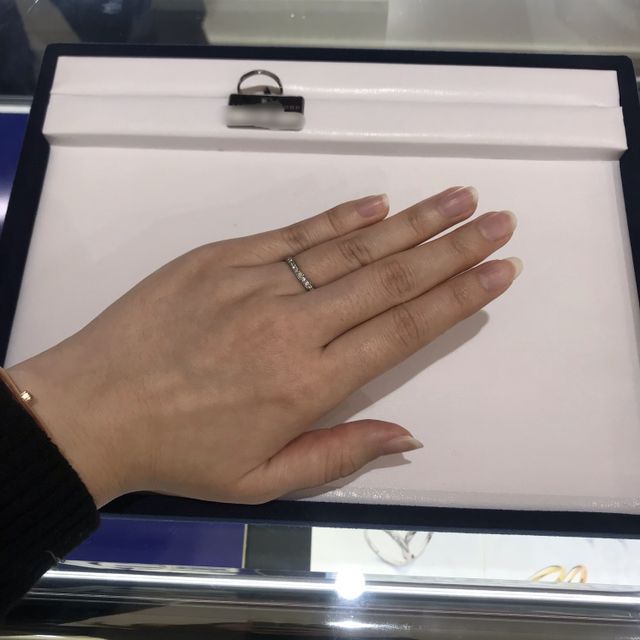 【ラザール ダイヤモンド【取扱店販売】の口コミ】 ハーフエタニティで、ダイヤの品質を売りにしているブランドだけあってダ…