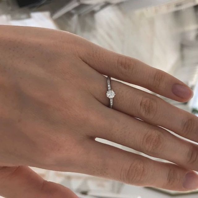 【festaria bijou SOPHIA(フェスタリア ビジュソフィア)の口コミ】 センターの大きなダイヤの他にサイドに小さいダイヤがたくさん付いており…