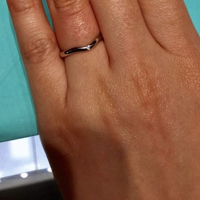 【ティファニー(Tiffany & Co.)の口コミ】 ゆるくカーブをしていて指が長くみえます。対の形の男性用の指輪もありま…
