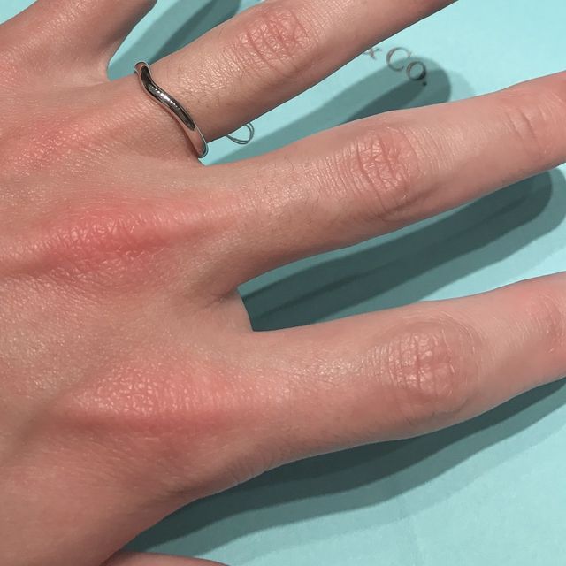 【ティファニー(Tiffany & Co.)の口コミ】 シンプルで細めの指輪を試着しました。ゆるく曲がっているデザインなので…