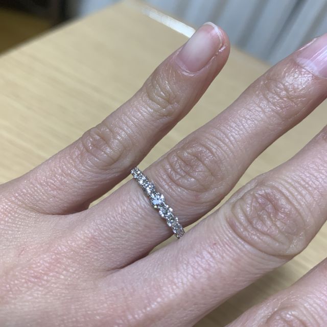 【銀座ダイヤモンドシライシの口コミ】 ダイヤがたくさんついているものが良く、尚且つ仕事中にもつけられそうな…