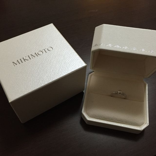 【MIKIMOTO(ミキモト)の口コミ】 婚約指輪といえばダイヤモンドですが、今後の冠婚葬祭などを考えて、ミキ…