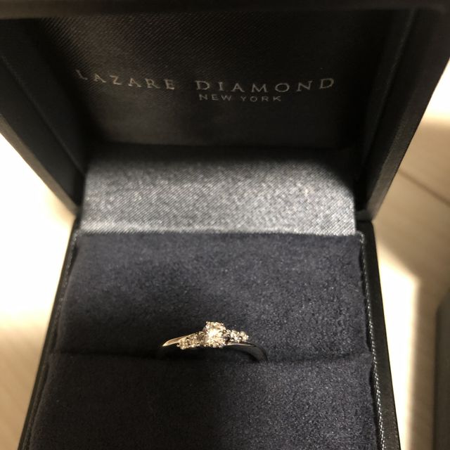 【ラザール ダイヤモンド(LAZARE DIAMOND)の口コミ】 お店でダイヤモンドの石だけで見せてもらった時、その輝きに驚きました。…