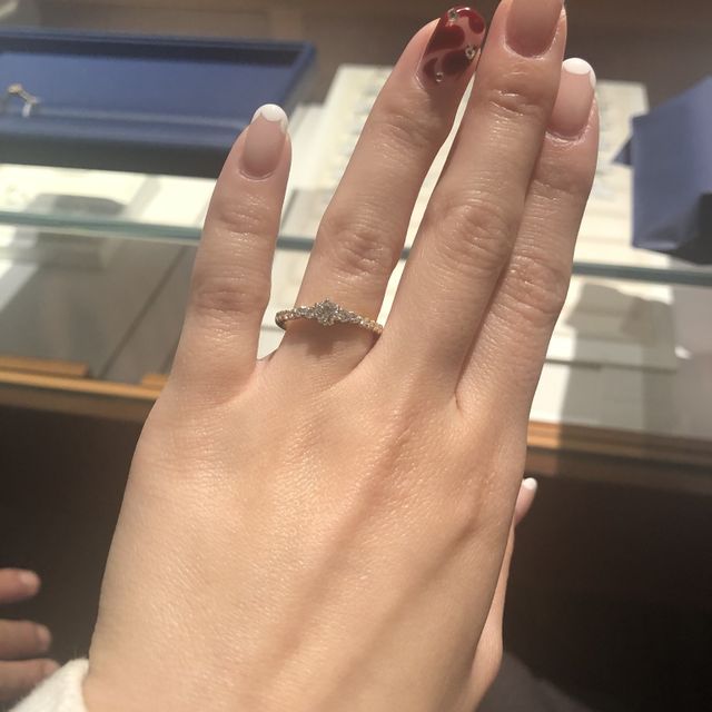 【銀座ダイヤモンドシライシの口コミ】 とてもシンプルなデザインの婚約指輪で、大体の方が婚約指輪で想像される…