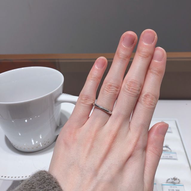【銀座ダイヤモンドシライシの口コミ】 
一粒ダイヤとラインのダイヤと迷いましたが、婚約指輪と重ねづけしても綺…