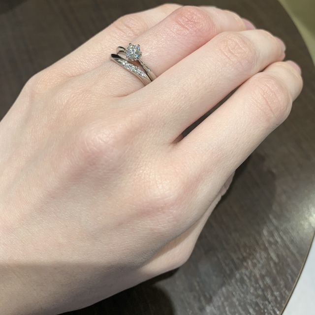 【銀座ダイヤモンドシライシの口コミ】 自分の指にはシンプルな指輪が合っていると思い、このデザインに決めまし…