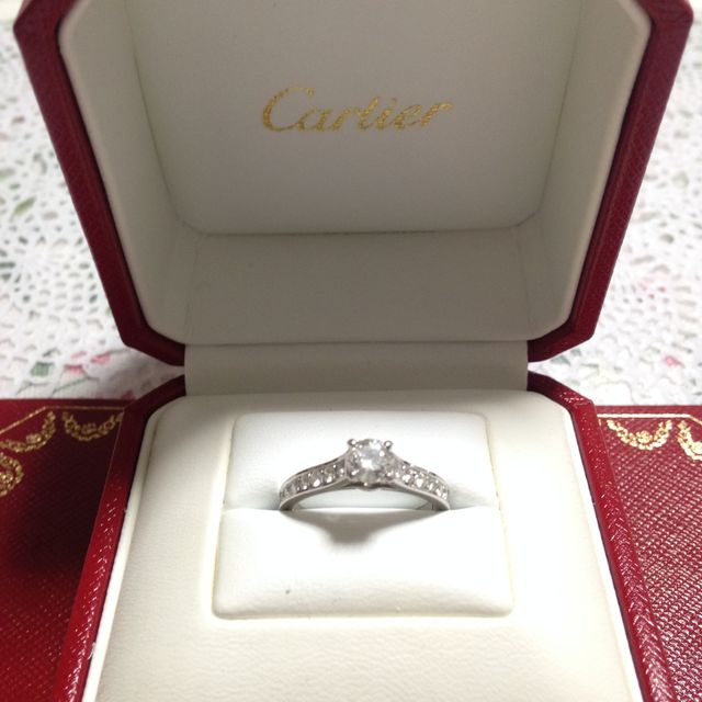 【カルティエ(Cartier)の口コミ】 婚約指輪という一生に一度の指輪なので普段なら手が出ないカルティエを選…