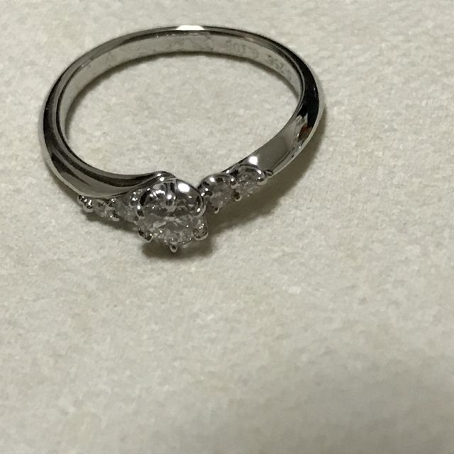 【銀座ダイヤモンドシライシの口コミ】 たくさんの種類を見せてもらい、とても悩みましたがデザインがイメージし…