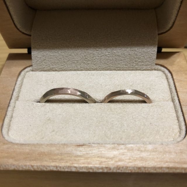 【uchimari(ウチマリ)の口コミ】 ネットでホームページを見て指輪の形や色、細部までを自分たちで作ってい…