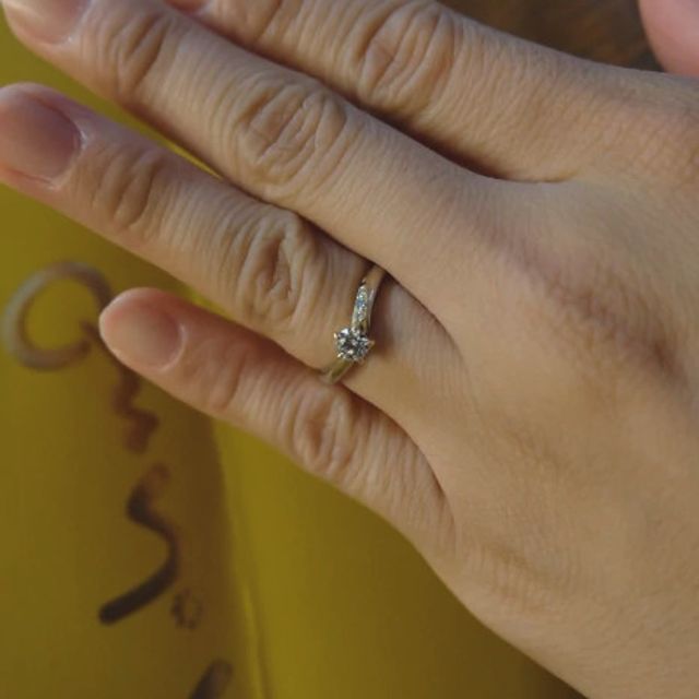 【ケイウノ ブライダル(K.UNO BRIDAL)の口コミ】 ブルーのダイヤモンドの輝きが非常に綺麗だと思います。ウェーブの入った…