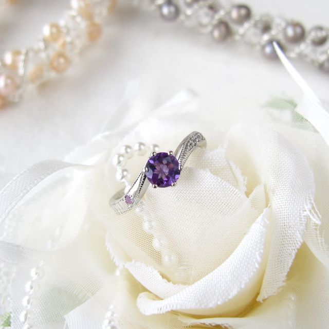 【ジュエリームナカタ(Jewelry MUNAKATA)の口コミ】 彼女の誕生石をメインにした指輪にしたいという要望を出して、提案をいく…