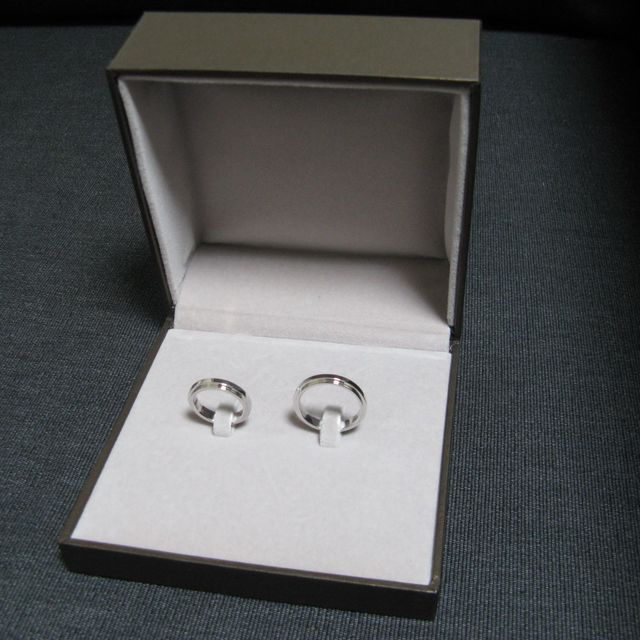 【グッチ(GUCCI)の口コミ】 形はとってもシンプルなデザインです。凸凹したデザインなので、少しゴツ…