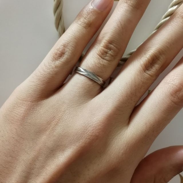 【TOMOE(トモエ)の口コミ】 指輪探しする前は男性用の指輪はシンプルなものしかなくあまり周りと変わ…