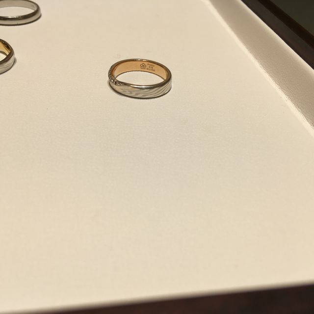 【杢目金屋(もくめがねや)の口コミ】 出来上がった指輪を2人で折って完成となる「分かち合い」という工程が、他…