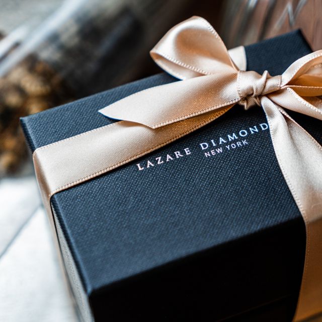 【ラザール ダイヤモンド(LAZARE DIAMOND)の口コミ】 マットとプラチナの半分ずつになっているデザインがめずらしくて、彼とひ…