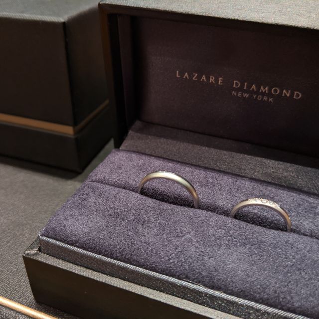 【ラザール ダイヤモンド(LAZARE DIAMOND)の口コミ】 マットとプラチナの半分ずつになっているデザインがめずらしくて、彼とひ…