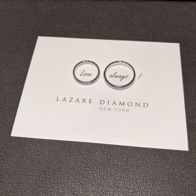 【ラザール ダイヤモンド(LAZARE DIAMOND)の口コミ】 マットとプラチナの半分ずつになっているデザインがめずらしくて、彼とひ…