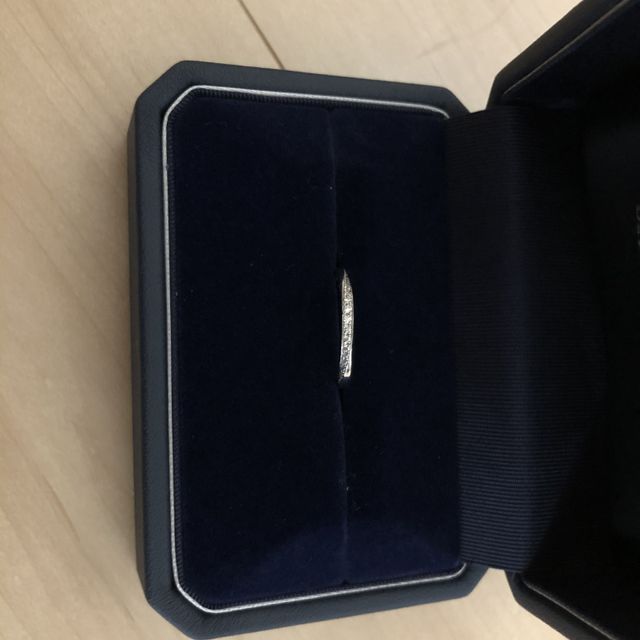 【銀座ダイヤモンドシライシの口コミ】 どの角度から見てもダイヤモンドに目がつくデザインになっていて華やかな…