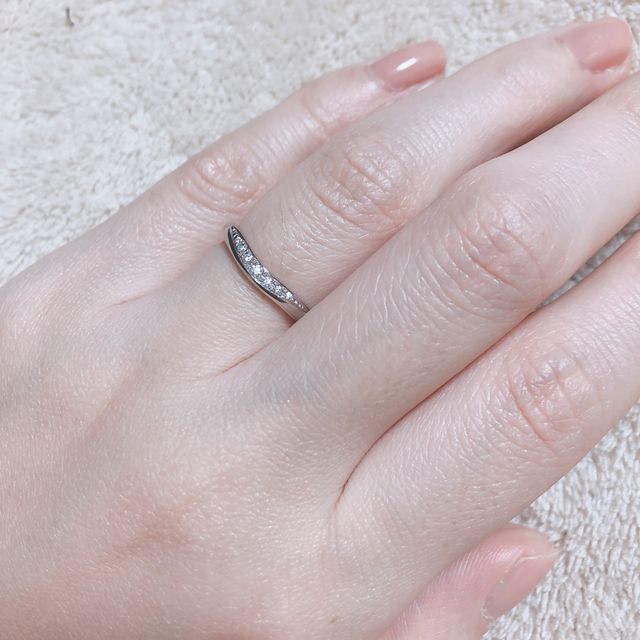 【ROYAL ASSCHER(ロイヤル・アッシャー)の口コミ】 緩やかなVラインのカーブが柔らかい印象のプラチナリングです。婚約指輪と…