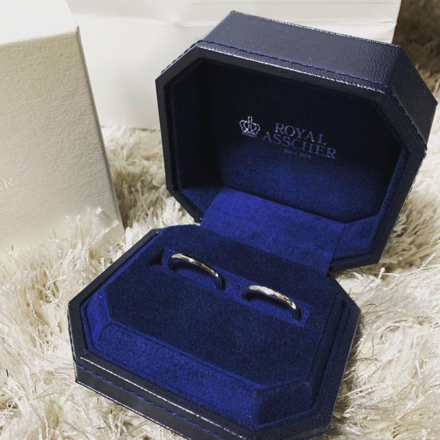 【ROYAL ASSCHER(ロイヤル・アッシャー)の口コミ】 緩やかなVラインのカーブが柔らかい印象のプラチナリングです。婚約指輪と…