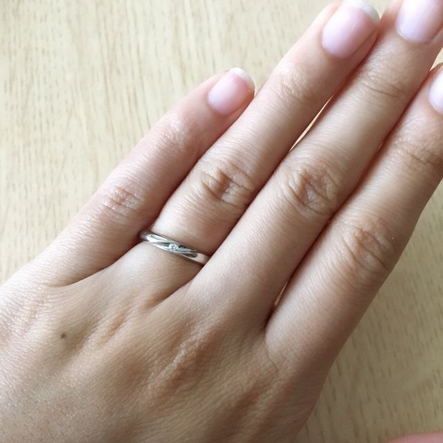 【アイプリモ(I-PRIMO)の口コミ】 結婚指輪を探し始めた当初は、同ブランドのメティスやレイアなどのＶ字デ…