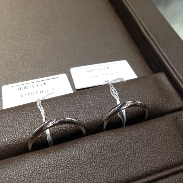 【アイプリモ(I-PRIMO)の口コミ】 結婚指輪を探し始めた当初は、同ブランドのメティスやレイアなどのＶ字デ…