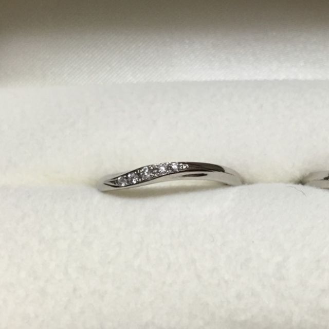 【青い鳥の口コミ】 少しカーブしていて、小粒の宝石が並んでいるのが可愛く、一目惚れで購入…