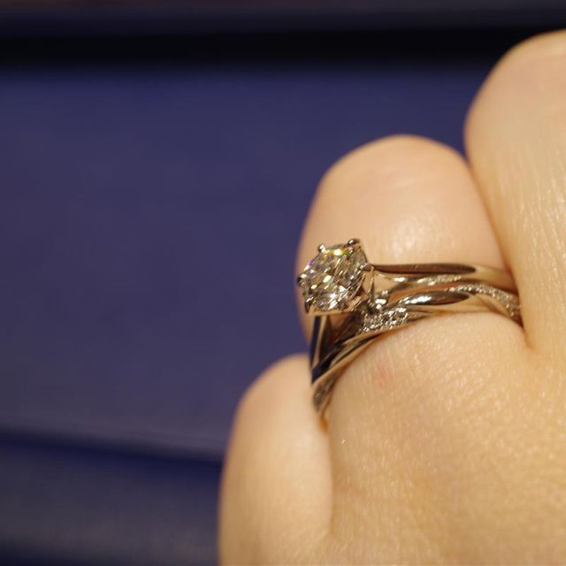 【銀座ダイヤモンドシライシの口コミ】 エンゲージリングと同時購入しました。
先にHPを見ていて、彼とこのストー…