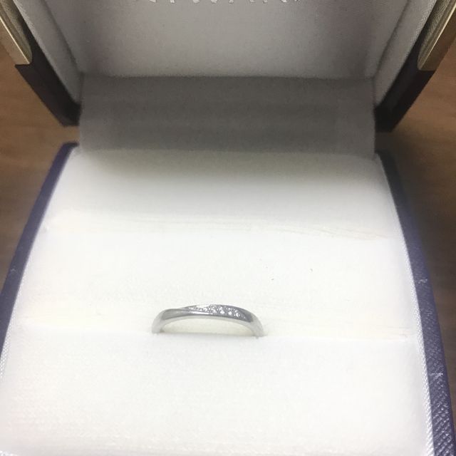 【俄(にわか)の口コミ】 手が小さいので細身のもので、デザインはダイヤが斜めに付いているものが…