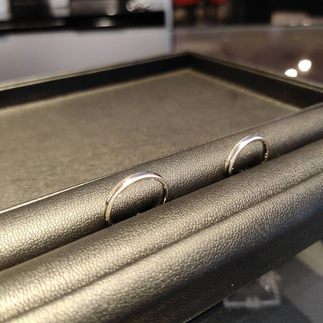 【エクセルコダイヤモンド(EXELCO DIAMOND)の口コミ】 ミニアチュールというデザインで、価格は10万円＋税程度でした。
両端に細…