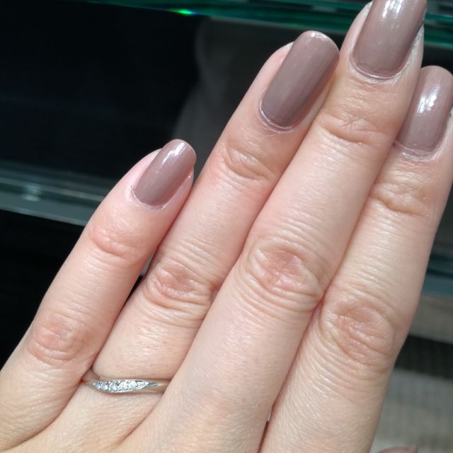 【ラザール ダイヤモンド(LAZARE DIAMOND)の口コミ】 ウェーブ型はとても指に馴染みやすくて、つけ心地がいいです。斜めに入っ…