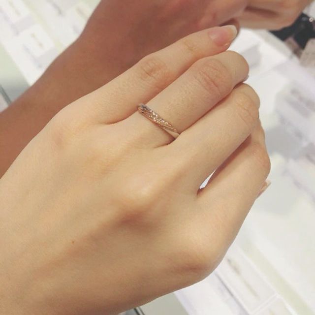 【4℃ BRIDAL(ヨンドシーブライダル)の口コミ】 プラチナの質感が上品ですし、感触は滑らかなのでつけ心地が良いです。こ…