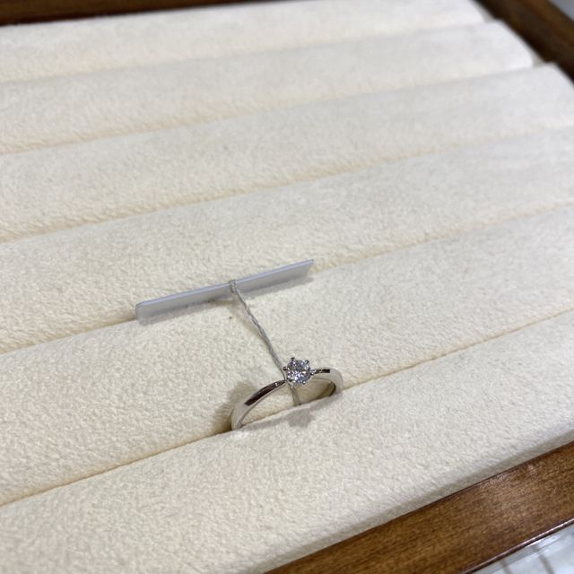 【TRECENTI(トレセンテ)の口コミ】 よくあるデザインの指輪とは少し違い、ダイヤモンドが浮いてるデザインが…