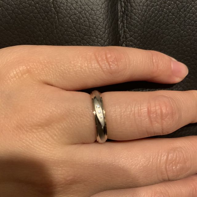 【銀座ダイヤモンドシライシの口コミ】 ゴールドとシルバーの2色を使った指輪で、少し変わったデザインで周りとか…