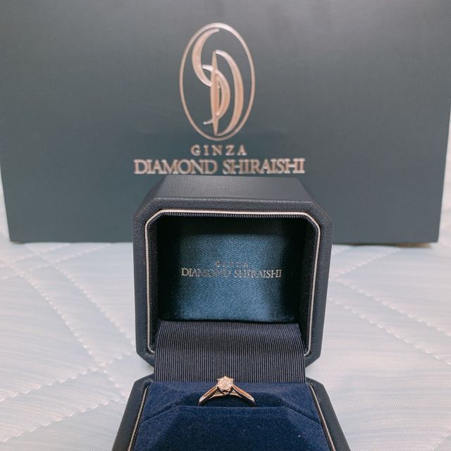 【銀座ダイヤモンドシライシの口コミ】 素材はプラチナで、内甲丸、一石のシンプルなデザインのものです。ただ立…